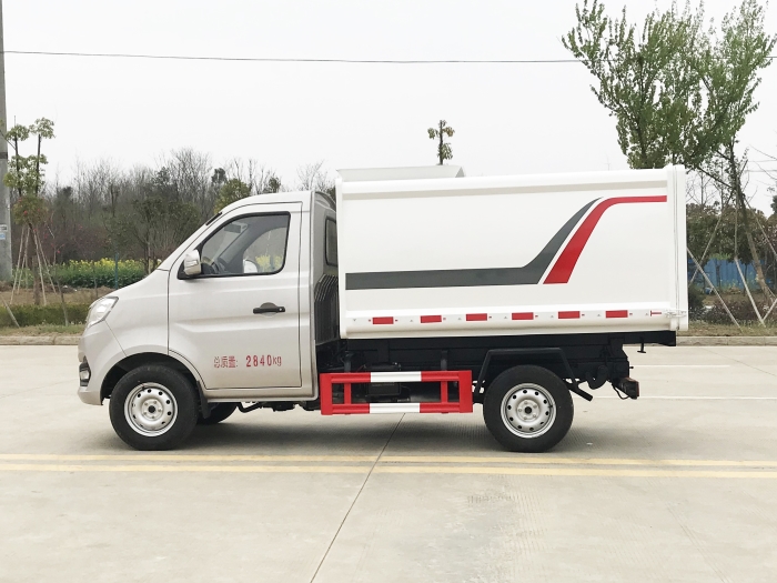 長(zhǎng)安跨越側(cè)掛桶式垃圾車